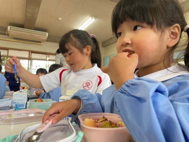 お弁当の様子🎵

ザベリオ幼稚園では、お家の方が作ってくださったお弁当のほかに、大友パンさんのパン🥪、たけやさんのおにぎり🍙やお弁当の注文ができます！

カレー🍛は大人気のメニューです♡

#郡山ザベリオ学園幼稚園　#郡山市幼稚園　#カトリック　#モンテッソーリ　#縦割り　#お弁当　#たけや　#大友パン